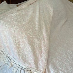 Pink/White Floral Chenille bedspread Queen